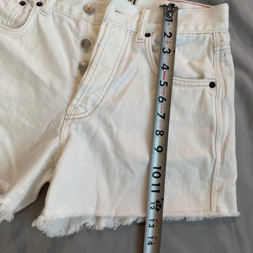 We The Free White Denim Shorts Size 27 Button Fly Frayed Hem Free People Cutoffs - Picture 6 of 9